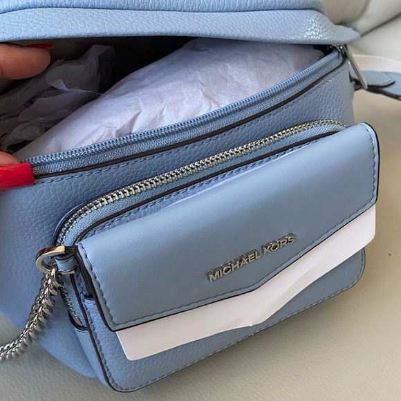 Michael Kors Maisie Large 2 in 1 Sling Pack Crossbody Bag Pale Blue - Picture 6 of 10